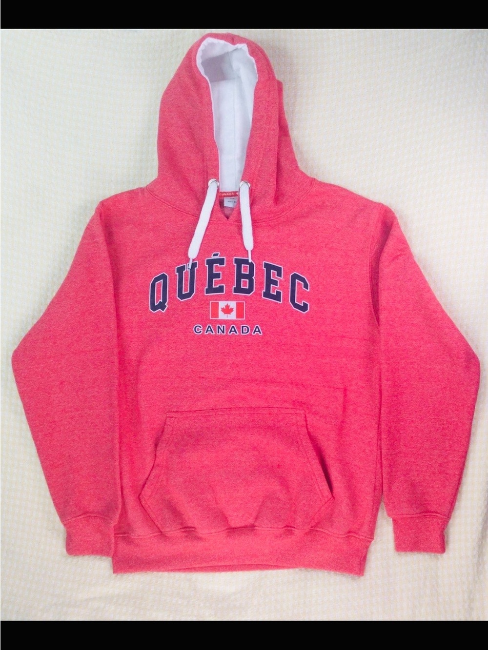 Québec Canada Red Pullover Hoodie with Drawstring Hood